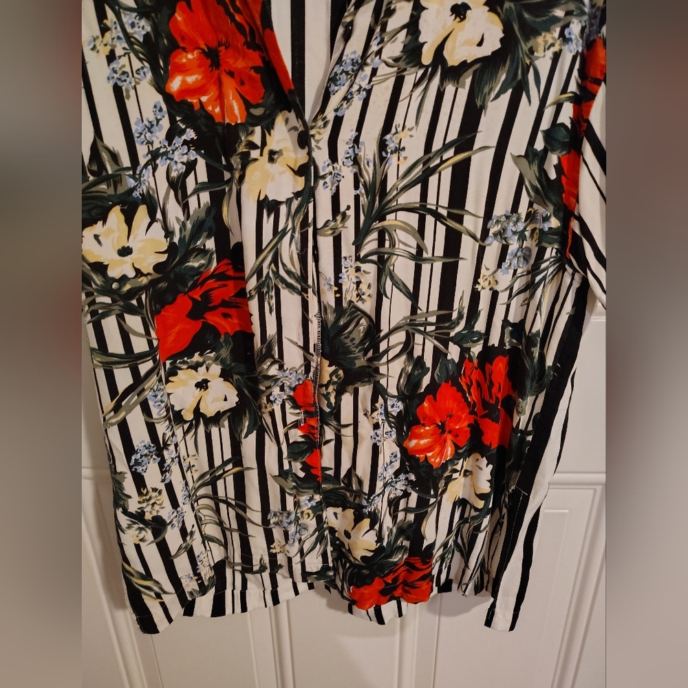 VINTAGE Express Size Small, Floral Red & Black Striped Button Down See Pics - Picture 3 of 9